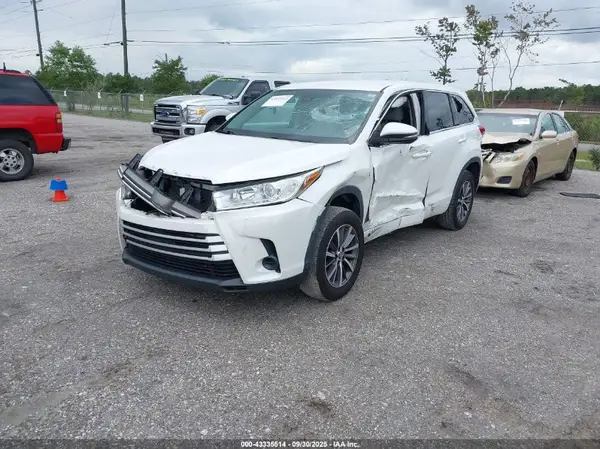 5TDZARFH1JS035215 2018 TOYOTA HIGHLANDER - Image 2