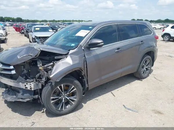 5TDZARFH1JS038079 2018 TOYOTA HIGHLANDER - Image 2