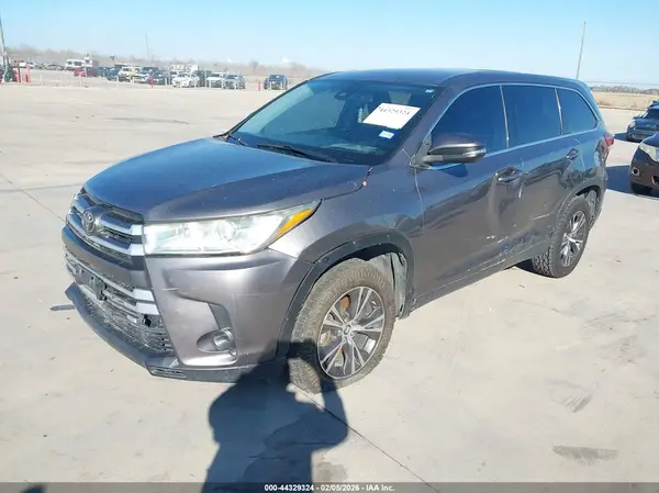 5TDZARFH1KS054557 2019 TOYOTA HIGHLANDER - Image 2