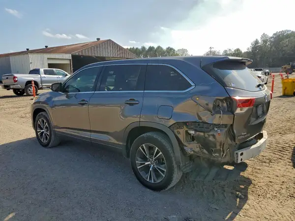 5TDZARFH2HS024105 2017 TOYOTA HIGHLANDER - Image 2
