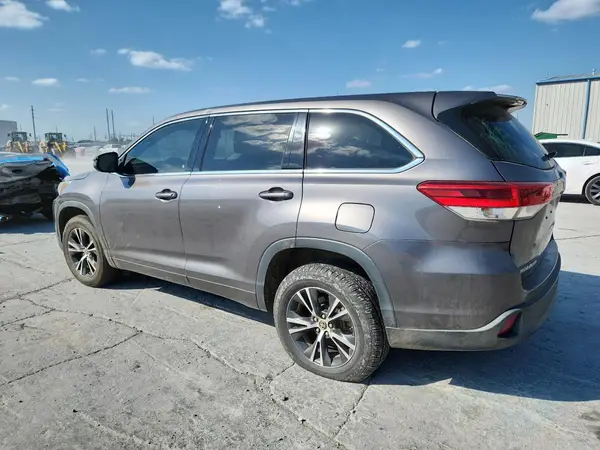 5TDZARFH2HS032415 2017 TOYOTA HIGHLANDER - Image 2