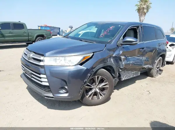 5TDZARFH2JS035157 2018 TOYOTA HIGHLANDER - Image 2