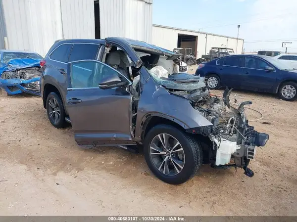 5TDZARFH2JS038821 2018 TOYOTA HIGHLANDER - Image 1