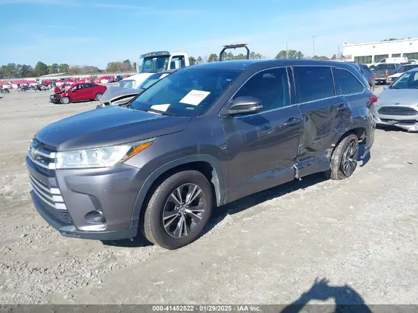 5TDZARFH3HS025635 2017 TOYOTA HIGHLANDER - Image 2