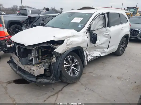 5TDZARFH3HS026218 2017 TOYOTA HIGHLANDER - Image 2