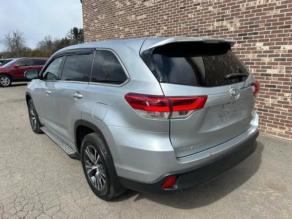 5TDZARFH3HS027501 2017 TOYOTA HIGHLANDER - Image 2