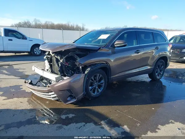5TDZARFH3HS028826 2017 TOYOTA HIGHLANDER - Image 2