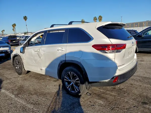 5TDZARFH3HS031032 2017 TOYOTA HIGHLANDER - Image 2