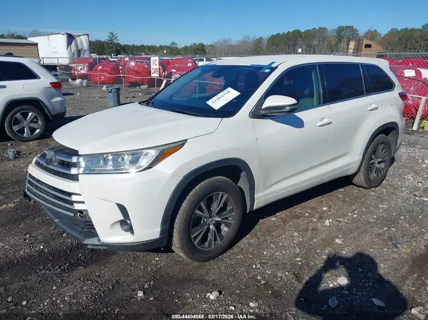 5TDZARFH3JS033868 2018 TOYOTA HIGHLANDER - Image 2