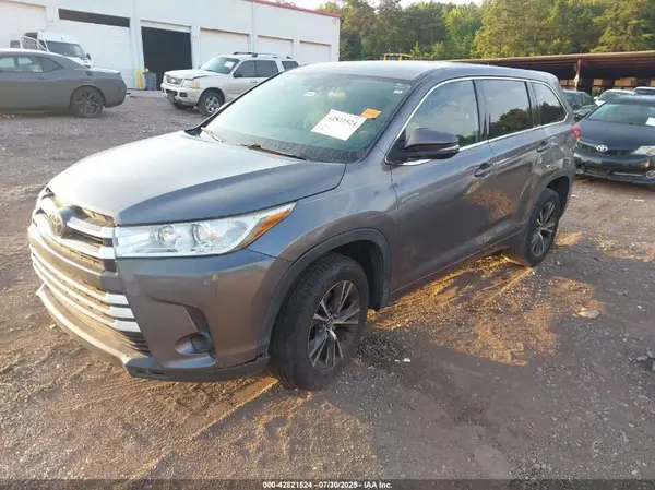 5TDZARFH3JS034700 2018 TOYOTA HIGHLANDER - Image 2