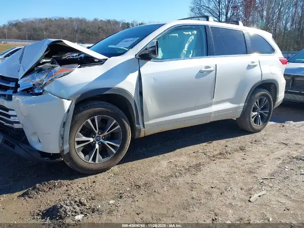 5TDZARFH3JS038312 2018 TOYOTA HIGHLANDER - Image 2