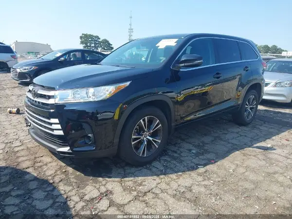 5TDZARFH3JS040688 2018 TOYOTA HIGHLANDER - Image 2