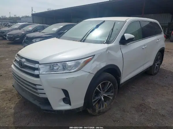 5TDZARFH3KS057864 2019 TOYOTA HIGHLANDER - Image 2