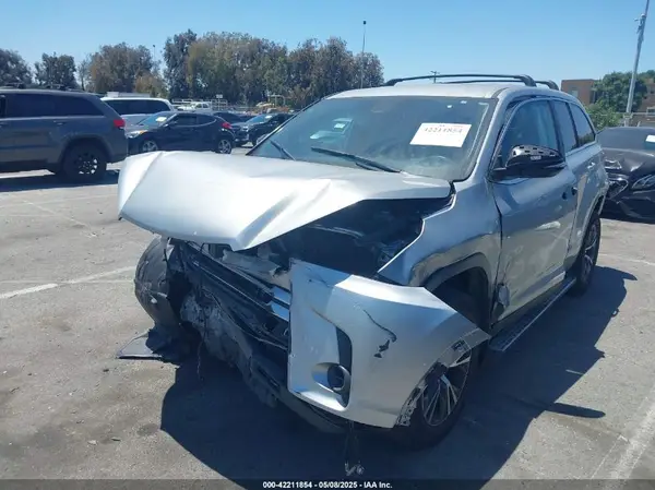 5TDZARFH3KS059307 2019 TOYOTA HIGHLANDER - Image 2
