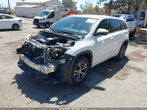 5TDZARFH4HS027572 2017 TOYOTA HIGHLANDER - Image 2