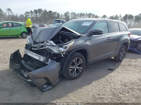 5TDZARFH4HS030617 2017 TOYOTA HIGHLANDER - Image 2
