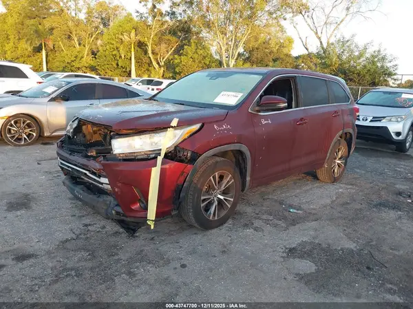 5TDZARFH4HS031671 2017 TOYOTA HIGHLANDER - Image 2