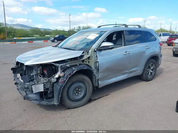 5TDZARFH4HS032156 2017 TOYOTA HIGHLANDER - Image 2