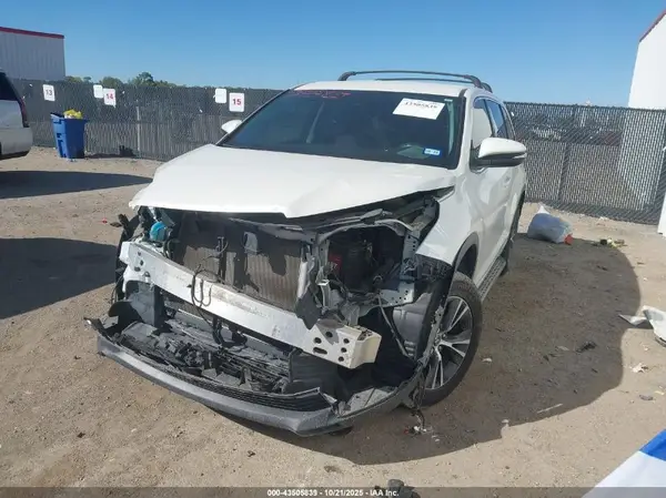 5TDZARFH4JS038108 2018 TOYOTA HIGHLANDER - Image 2