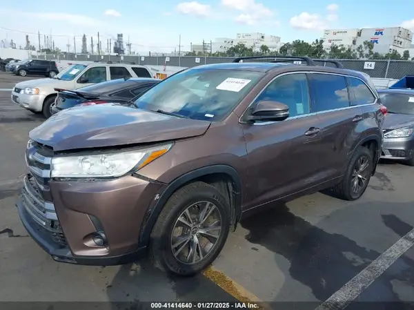 5TDZARFH4JS039159 2018 TOYOTA HIGHLANDER - Image 2