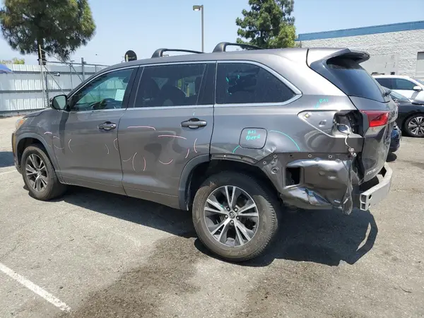 5TDZARFH4JS041042 2018 TOYOTA HIGHLANDER - Image 2