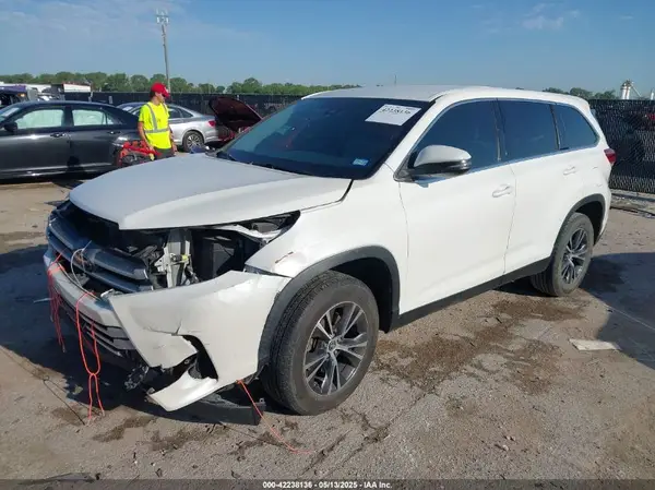 5TDZARFH4KS057307 2019 TOYOTA HIGHLANDER - Image 2