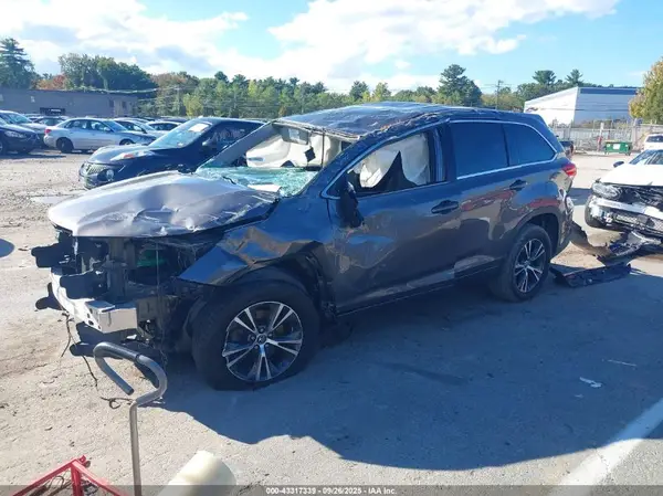 5TDZARFH5HS023286 2017 TOYOTA HIGHLANDER - Image 2