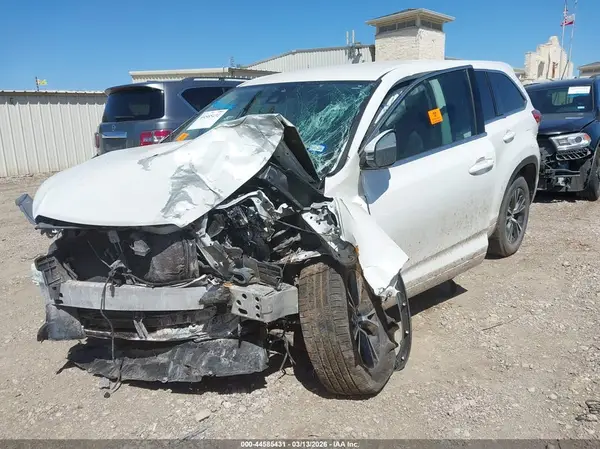 5TDZARFH5HS027676 2017 TOYOTA HIGHLANDER - Image 2