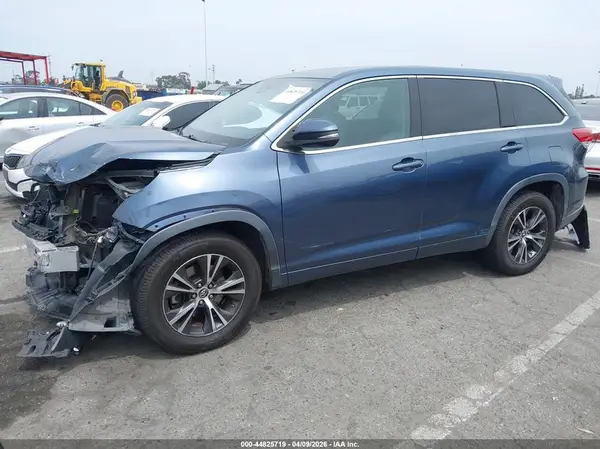 5TDZARFH5HS028858 2017 TOYOTA HIGHLANDER - Image 2