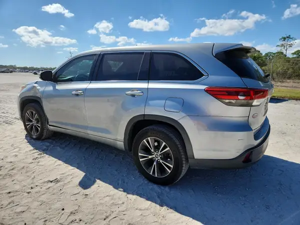 5TDZARFH5HS028973 2017 TOYOTA HIGHLANDER - Image 2