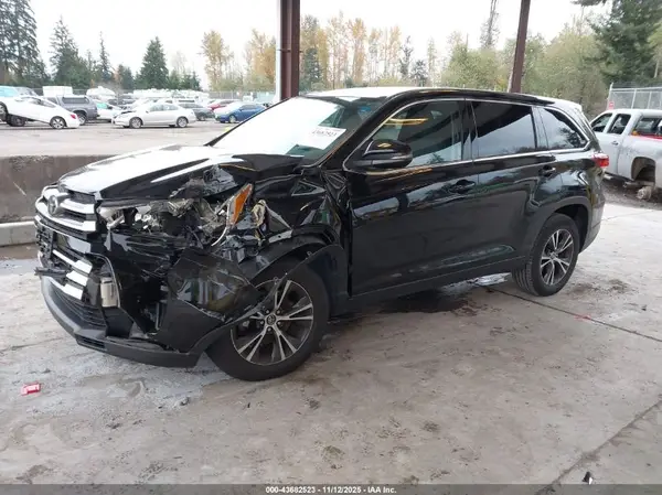 5TDZARFH5KS050737 2019 TOYOTA HIGHLANDER - Image 2