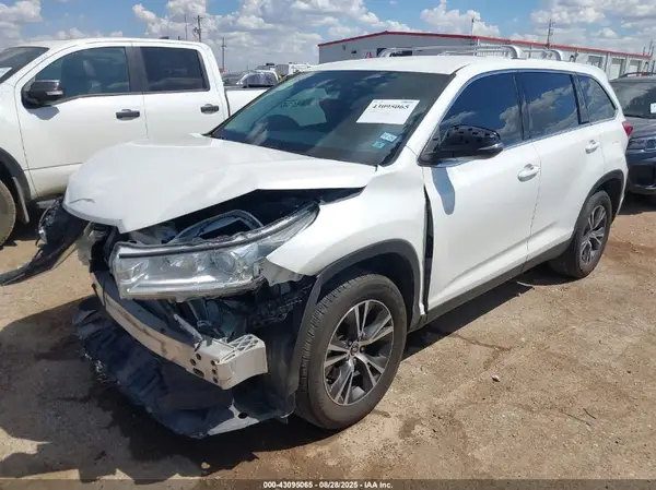 5TDZARFH5KS054805 2019 TOYOTA HIGHLANDER - Image 2
