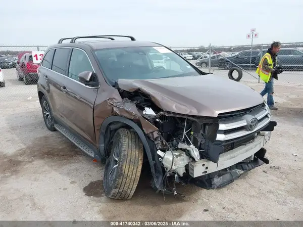5TDZARFH5KS055078 2019 TOYOTA HIGHLANDER - Image 1