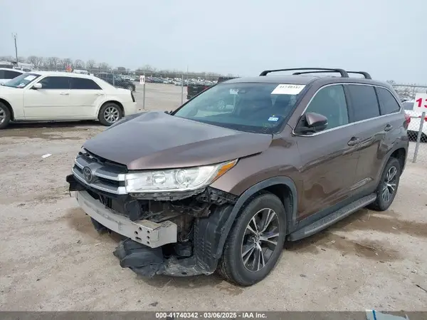 5TDZARFH5KS055078 2019 TOYOTA HIGHLANDER - Image 2