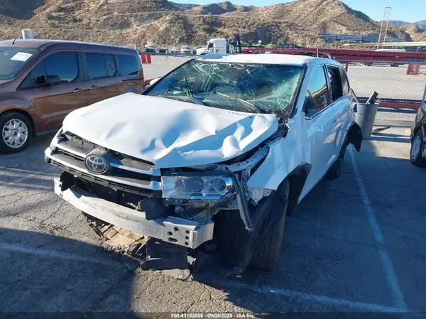 5TDZARFH5KS057297 2019 TOYOTA HIGHLANDER - Image 2