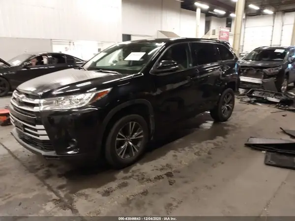 5TDZARFH6HS027475 2017 TOYOTA HIGHLANDER - Image 2