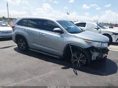5TDZARFH6HS028917 2017 TOYOTA HIGHLANDER