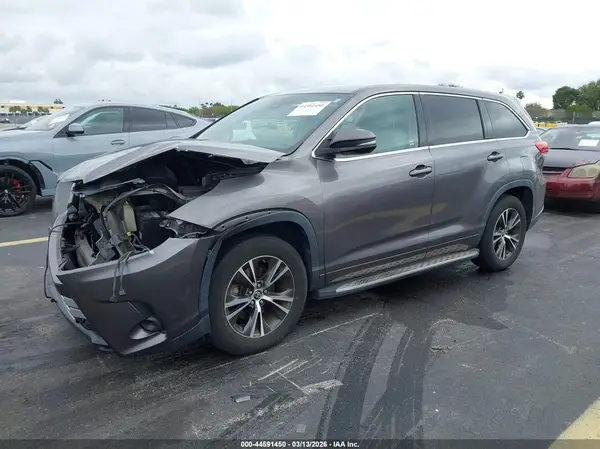 5TDZARFH6JS033413 2018 TOYOTA HIGHLANDER - Image 2