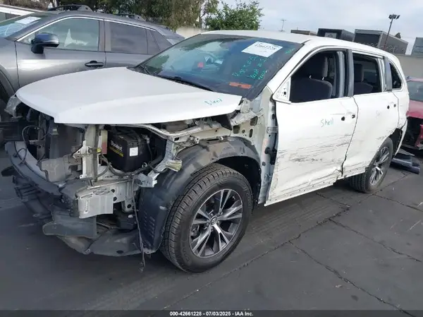 5TDZARFH6JS034951 2018 TOYOTA HIGHLANDER - Image 2