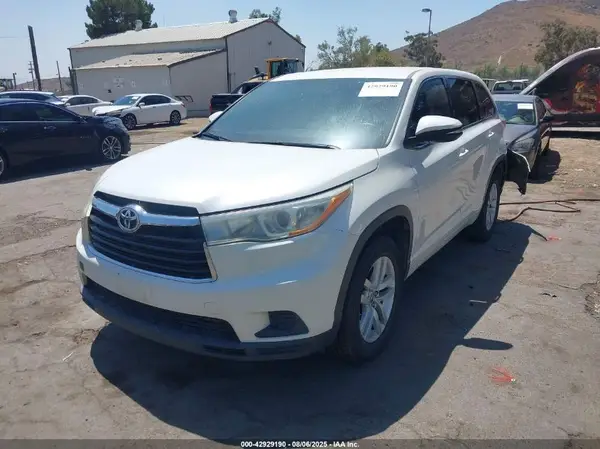5TDZARFH7GS018427 2016 TOYOTA HIGHLANDER - Image 2