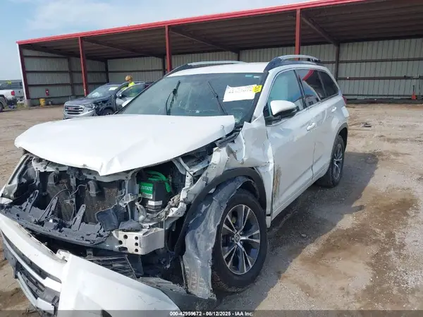 5TDZARFH7HS024021 2017 TOYOTA HIGHLANDER - Image 2