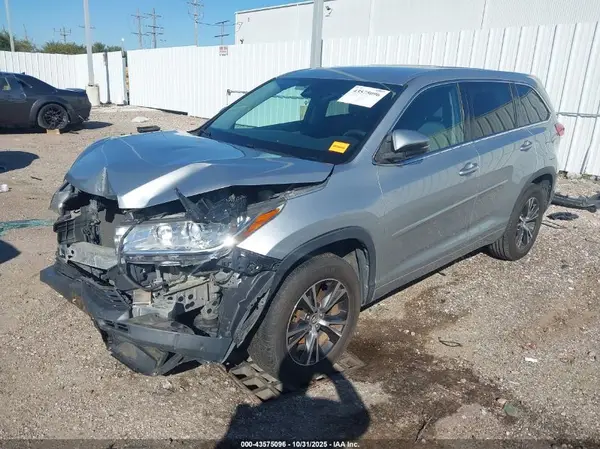5TDZARFH7HS029719 2017 TOYOTA HIGHLANDER - Image 2
