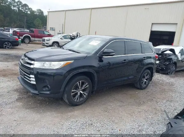 5TDZARFH7HS032183 2017 TOYOTA HIGHLANDER - Image 2