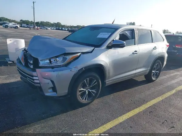 5TDZARFH7JS040614 2018 TOYOTA HIGHLANDER - Image 2