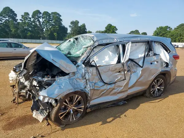 5TDZARFH7KS061657 2019 TOYOTA HIGHLANDER - Image 1