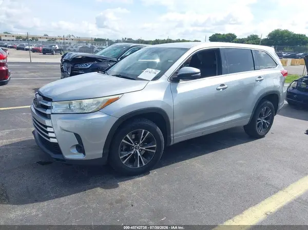 5TDZARFH8HS026537 2017 TOYOTA HIGHLANDER - Image 2