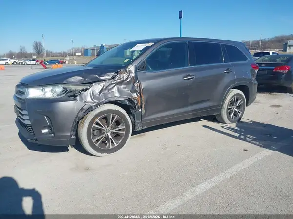 5TDZARFH8HS028451 2017 TOYOTA HIGHLANDER - Image 2