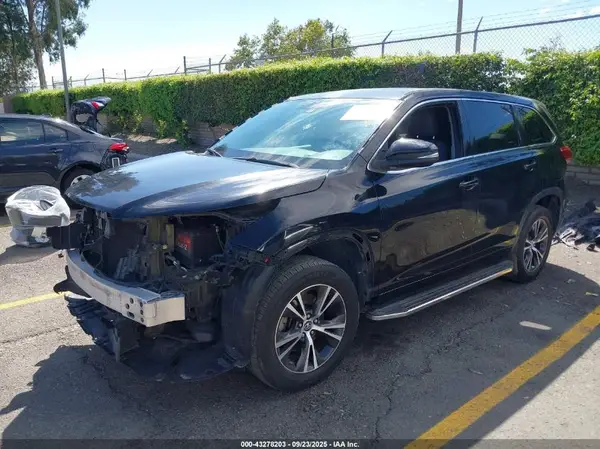 5TDZARFH8HS030071 2017 TOYOTA HIGHLANDER - Image 2