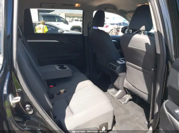 5TDZARFH8HS030071 2017 TOYOTA HIGHLANDER - Image 8