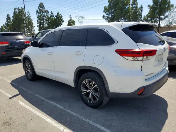 5TDZARFH8HS030121 2017 TOYOTA HIGHLANDER - Image 2